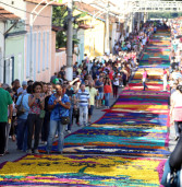 Tapetes Coloridos embelezam a Celebração de Corpus Christi  em Santana de Parnaíba