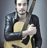 Dia 24, o cantor  Tiago Iorc irá se apresentar em Barueri, no Teatro Municipal.