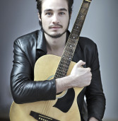 Dia 24, o cantor  Tiago Iorc irá se apresentar em Barueri, no Teatro Municipal.