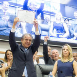 População lota o plenário da Câmara para diplomação de Furlan e vereadores