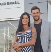 A “Verão”, atriz Aline Riscado e o namorado ator global Felipe Roque visitam loja de carros de luxo em Alphaville