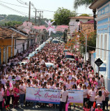 Ontem, a Caminhada do Outubro Rosa repetiu a mobilização da população no Centro Histórico de Santana de Parnaíba