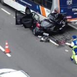 Carro perde a direção, bate em Ônibus em movimento na Raposo Tavares. Morre na hora, a motorista