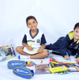 Alunos da rede municipal de Santana de Parnaíba recebem uniformes e materiais escolares nos primeiros dias de aula