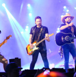 Mais de 20 mil pessoas prestigiam o show em comemoração ao aniversário de 438 anos de Santana de Parnaíba