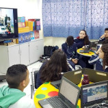 Uso da tecnologia na educação de Barueri com chromebooks, lousas digitais e salas de videoconferência