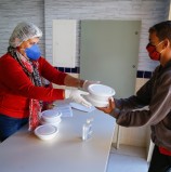 Santana de Parnaíba: Entrega de marmitex e alimentos saudáveis já beneficiou mais de 340 mil pessoas