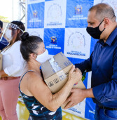 Fundo Social de Santana de Parnaíba entrega centenas de cestas básicas em toda cidade
