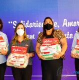 Em parceria com o Fundo Social de Solidariedade e Secretaria da Mulher, Harald doa cestas básicas e chocolates em Santana de Parnaíba