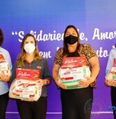 Em parceria com o Fundo Social de Solidariedade e Secretaria da Mulher, Harald doa cestas básicas e chocolates em Santana de Parnaíba
