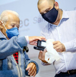 Santana de Parnaíba – Prefeito Marcos Tonho realizou a entrega de cerca de 130 óculos para os moradores da cidade