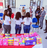 Prefeitura de Santana de Parnaíba oferece pacotes de absorventes para adolescentes da rede pública de ensino