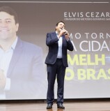 Elvis Cezar lança livro e emocionado relembra sua trajetória