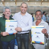 Prefeito Marcos Tonho entrega cerca de mil escrituras para moradores de Santana de Parnaíba