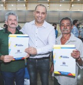 Prefeito Marcos Tonho entrega cerca de mil escrituras para moradores de Santana de Parnaíba