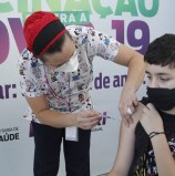 Primeira criança vacinada contra Covid-19 em Barueri tem 10 anos