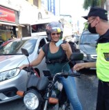 Semurb promove distribuição de flores em Barueri no Dia Internacional da Mulher