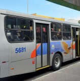 Barueri – Ônibus da Benfica passam a desembarcar pela porta traseira