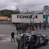 Castello Branco, em Barueri, tem Tropa de Choque da PM enfrentando manifestantes desde às 11hs