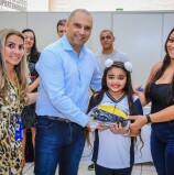 Santana de Parnaíba – Prefeito Marcos Tonho inicia entrega de uniformes para os 32 mil alunos da rede municipal